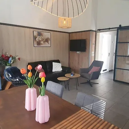 בית נופש In With Garden